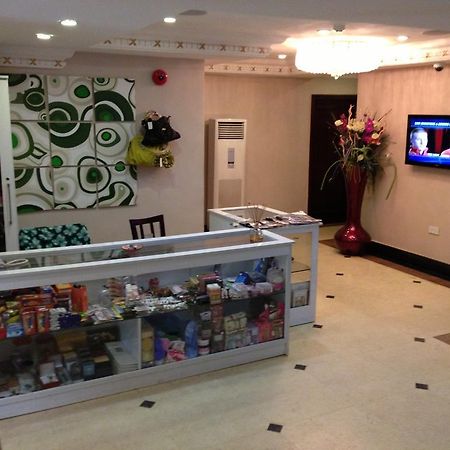 Grandbee Suites Ikeja Esterno foto