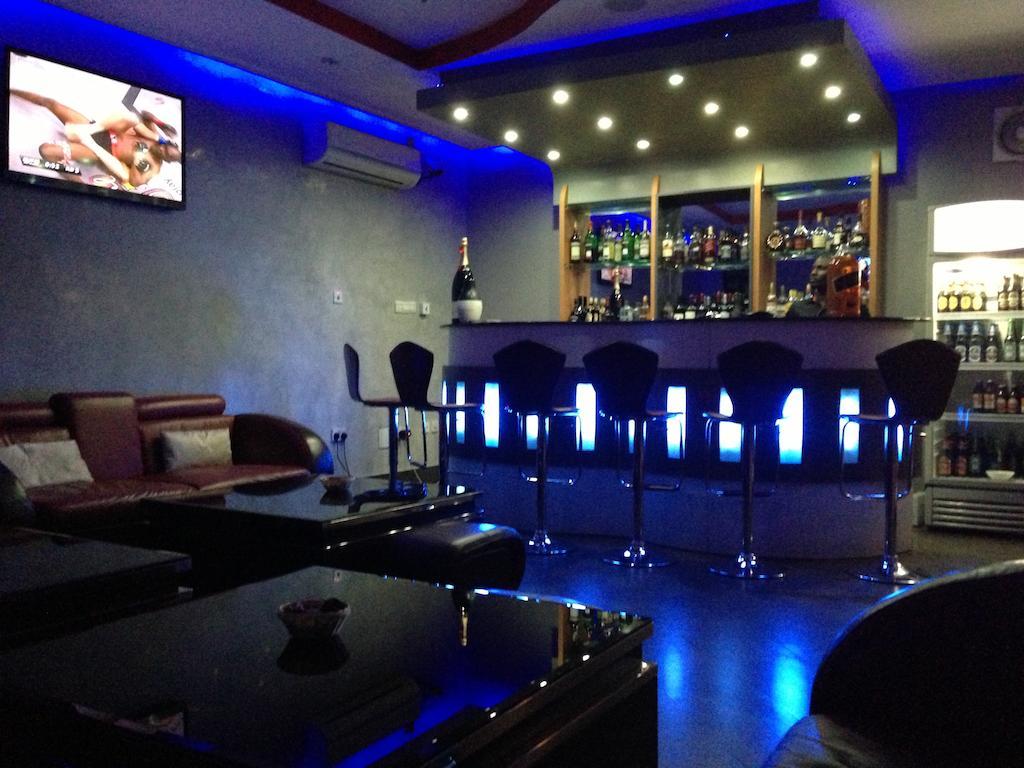 Grandbee Suites Ikeja Esterno foto