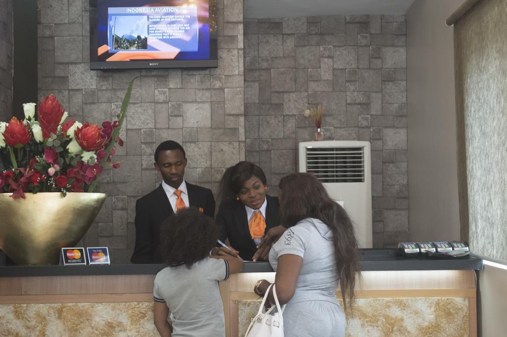 Grandbee Suites Ikeja Esterno foto