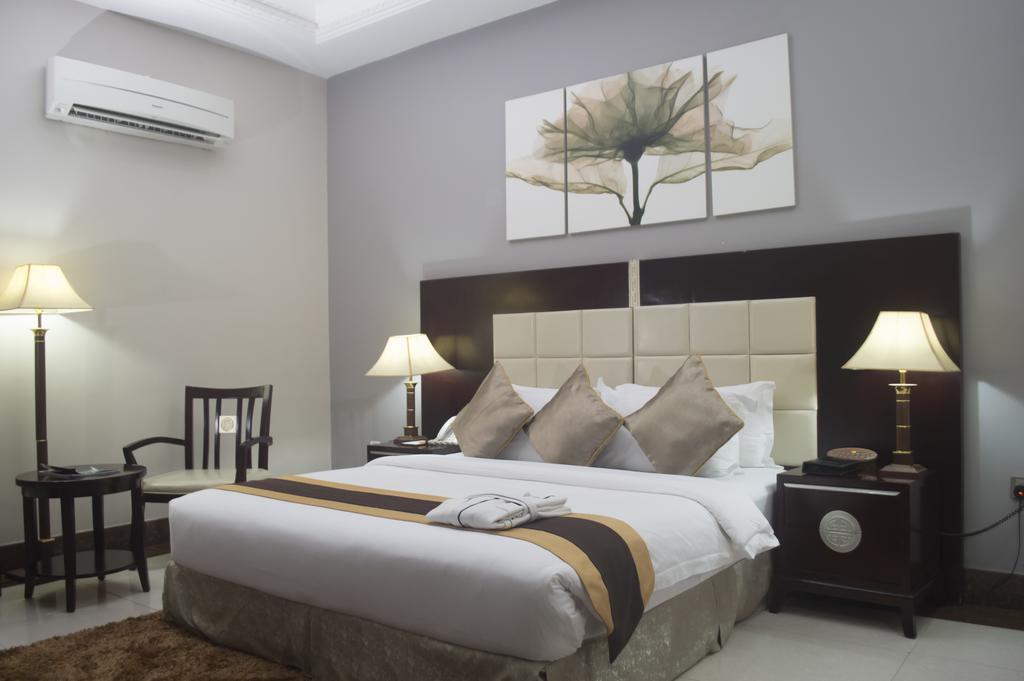 Grandbee Suites Ikeja Esterno foto