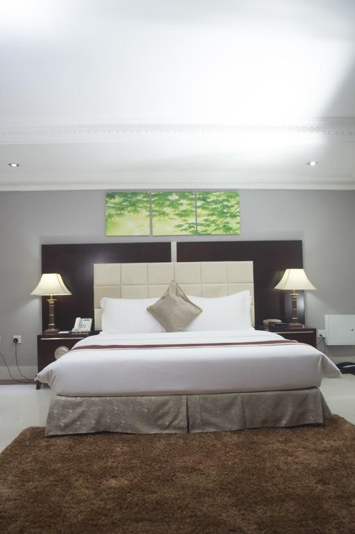 Grandbee Suites Ikeja Esterno foto