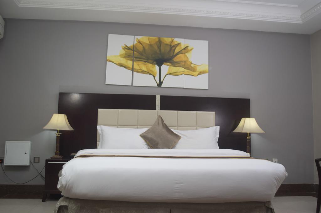 Grandbee Suites Ikeja Esterno foto