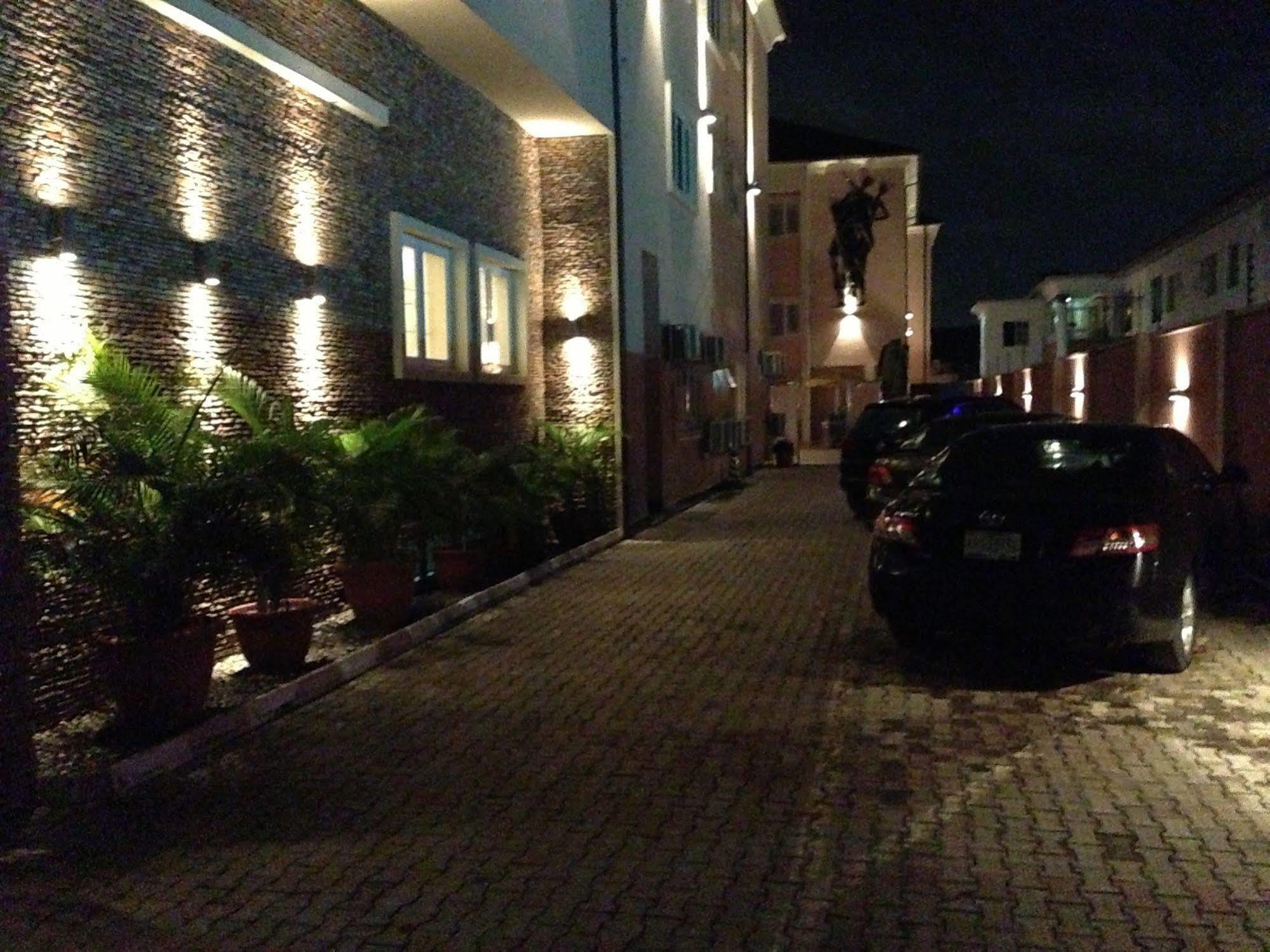Grandbee Suites Ikeja Esterno foto