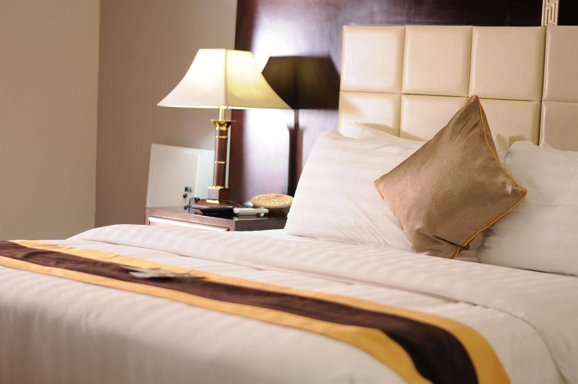 Grandbee Suites Ikeja Esterno foto