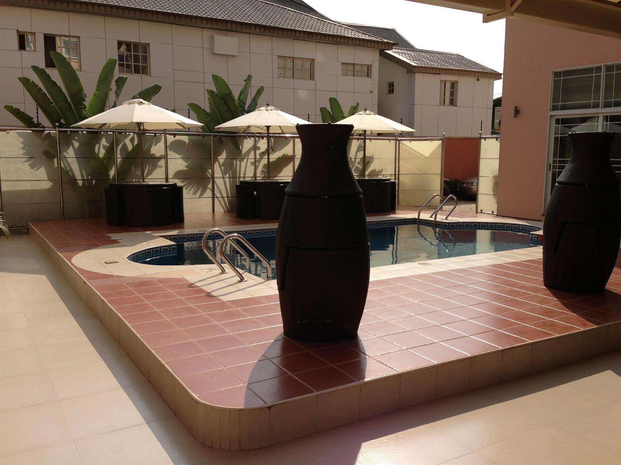 Grandbee Suites Ikeja Esterno foto