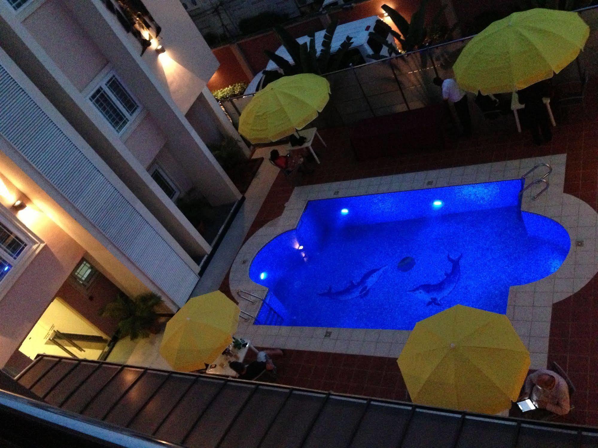 Grandbee Suites Ikeja Esterno foto