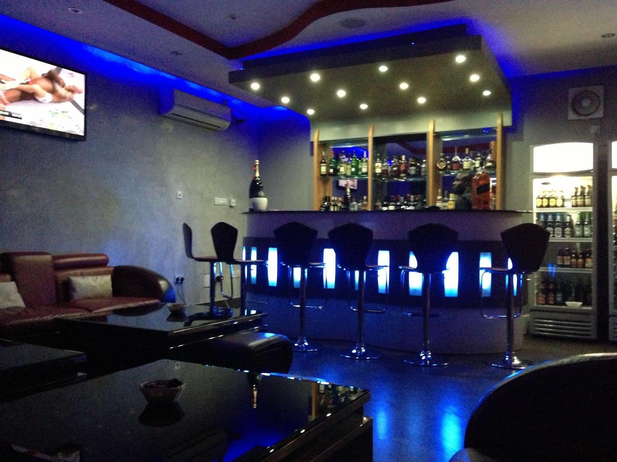 Grandbee Suites Ikeja Esterno foto
